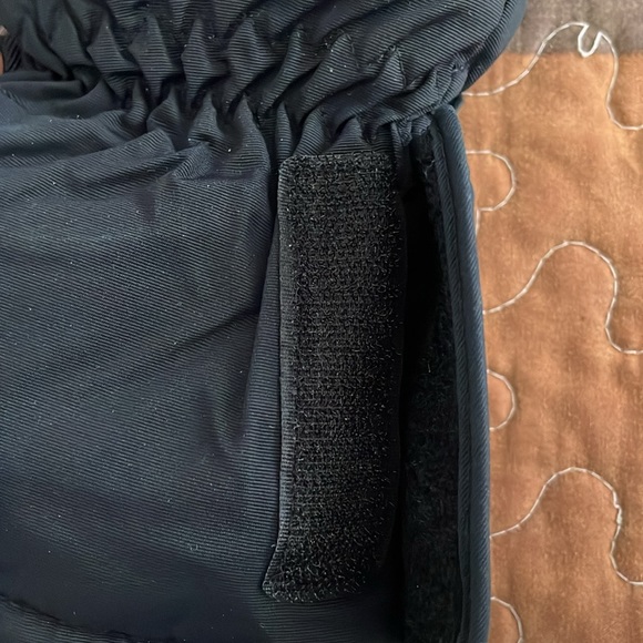 Warmest gloves you’ll ever own. Boys XL OR Mens small. Batteries inside for heat - Picture 3 of 4